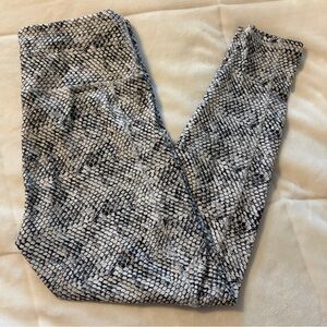 Balance Collection Black and White Snake Skin Patterned 7/8 Leggings
